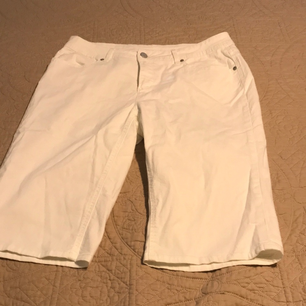 Faded Glory size 16 white capris.